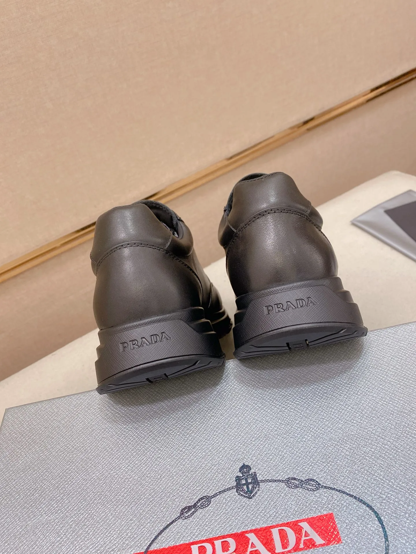 Factory price 560💰 ✔️✔️✔️High-quality new PRADA counters are on the market at the same time. The new men's shoes and 😘fabrics are selected from imported first-layer cowhide and are made with pure handcrafts. Lining: Full cowhide lining. 👍🏿 High-end ☄️ air-cushion molded anti-slip rubber outsole, exquisite lines, simple and elegant, comfortable and high-end for leisure travel. Code number: 38 to 44 (45 can be customized and cannot be returned or exchanged)